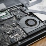 Wnętrze laptopa z widoczną płytą główną i wentylatorem chłodzenia