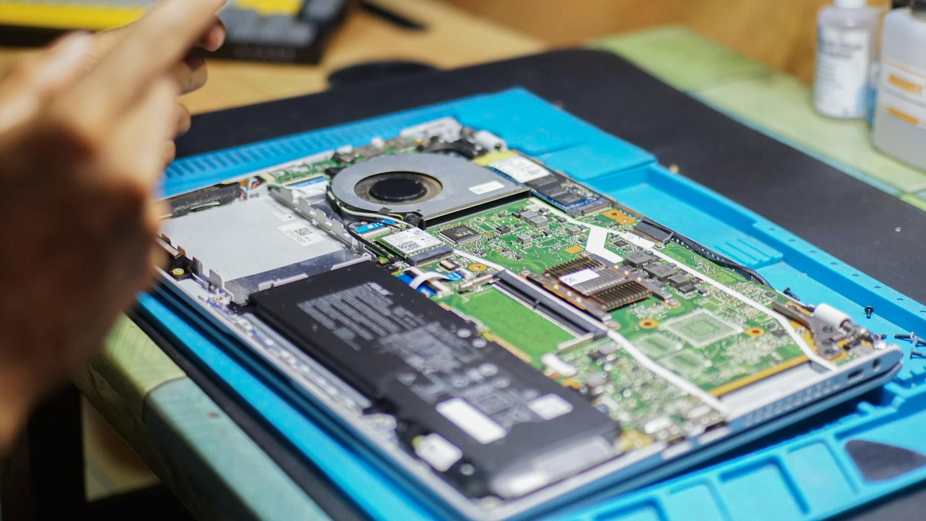 Toshiba: jak naprawić brak dźwięku po aktualizacji Windows Serwisowany laptop Toshiba z widocznymi podzespołami i narzędziami